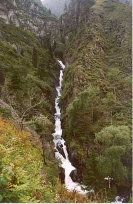 Ачелманский водопад во весь рост. (© v.igo || panoramio.com)