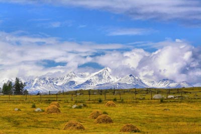Вид на Южно-Чуйский хребет из села Беляши. (© Doberman || panoramio.com)