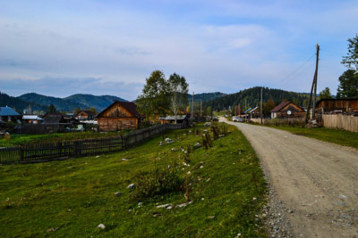 Въезд в село со стороны Яйлю. (© Привалов Андрей || WelcometoAltai.ru)