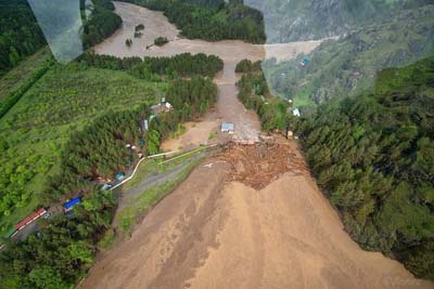 Чемальская ГЭС во время паводка 2014 года. Снимок с вертолета. (© vk.com/public60362744)
