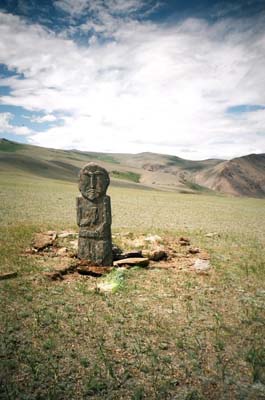 Юстыд. Каменный воин. В настоящее время этот истукан находится в Горно-Алтайском историческом музее Эл-Музей. (© juri goblin || panoramio.com)