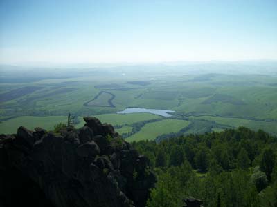 Вид с горы Бабырган на озеро. (© Trytanov Vjacheslav || panoramio.com)