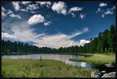 Одно из нижних Каракольских озер. (© realkes || altai-photo.ru)