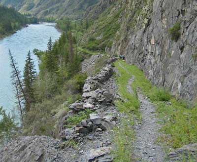 Тропа от села Инегень до слияния рек, Когда-то это была опасная автомобильная дорога. (© Sergey Ilyukhin || panoramio.com)