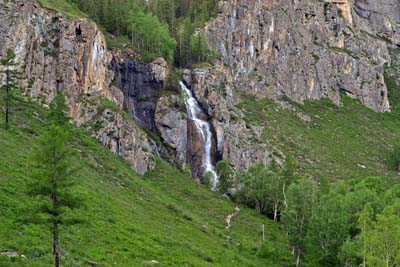 водопад Ширлак с Чуйского тракта. (© Привалов Андрей || WelcometoAltai.ru)