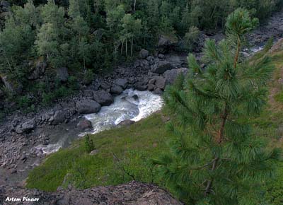 Вид с тропы вниз на р. Чульча, по дороге на водопад Учар. (© Artem Pinaev || panoramio.com)