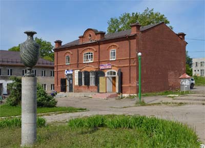 Магазин купца Колесова (пер.Горный 5) и ваза из яшмы с Колыванского камнерезного завода. (© Roman Petrushin || panoramio.com)